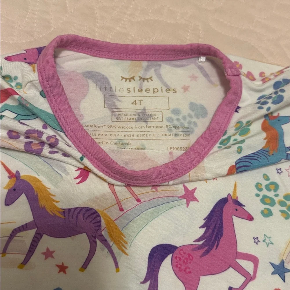 Little Sleepies 4T pajama set
EUC
Unicorn pattern
Short sleeve/shorts set - Picture 4 of 6